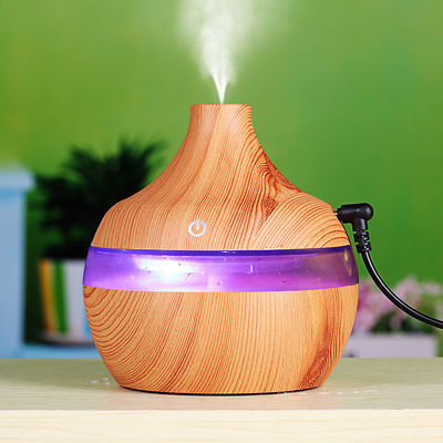 Humidificador de habitación de niebla fría de tamaño pequeño de 300 ml de grano de madera con luz LED de cambio de color