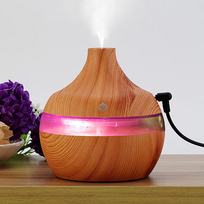 Humidificador de habitación de niebla fría de tamaño pequeño de 300 ml de grano de madera con luz LED de cambio de color
