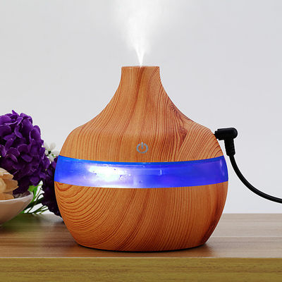 Humidificador de habitación de niebla fría de tamaño pequeño de 300 ml de grano de madera con luz LED de cambio de color