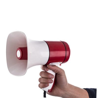 Los fabricantes venden megafonos de 30w con función de grabación y batería